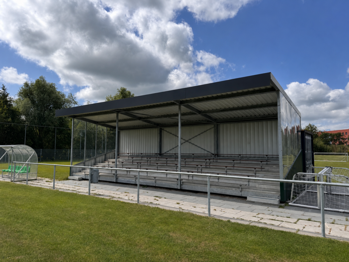 Twee jaar later nog steeds blikvanger: Onze tribune aan de Eemsgolaan in Groningen 2 Replay Alto tribune met FSC-hardhouten zitbanken geplaatst bij een voetbalvereniging aan de Eemsgolaan in Groningen.